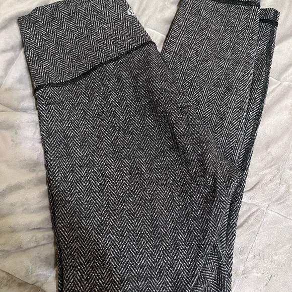 Lululemon Flawed Black and White Women's Leggings - Picture 2 of 4